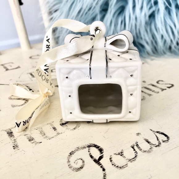 PANDORA, 2016, Porcelain, White And Silver, Quilted, Christmas Present, Ornament - Picture 2 of 16